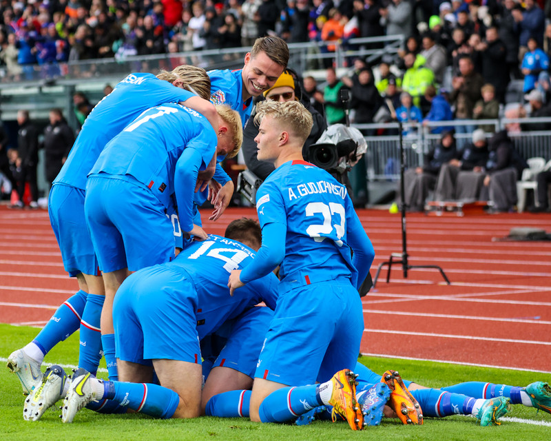 Andri að fagna fyrra marki Íslands ásamt liðsfélugum sínum