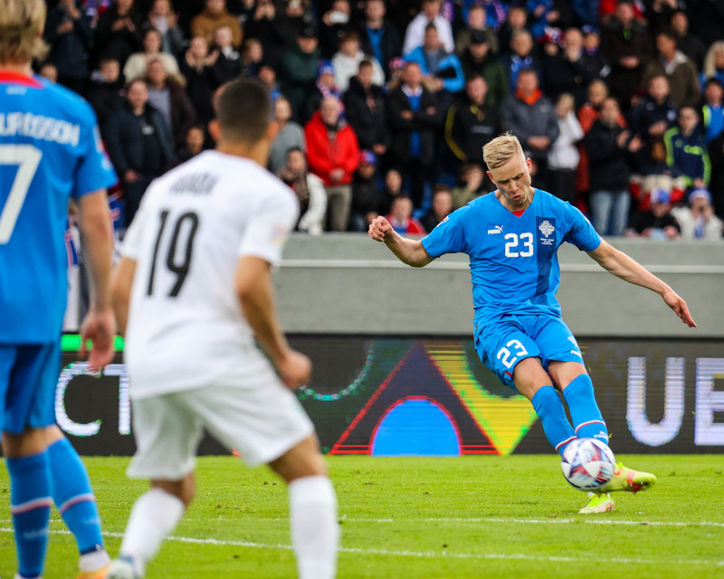 Hörður Björgvin skaut í þverslá