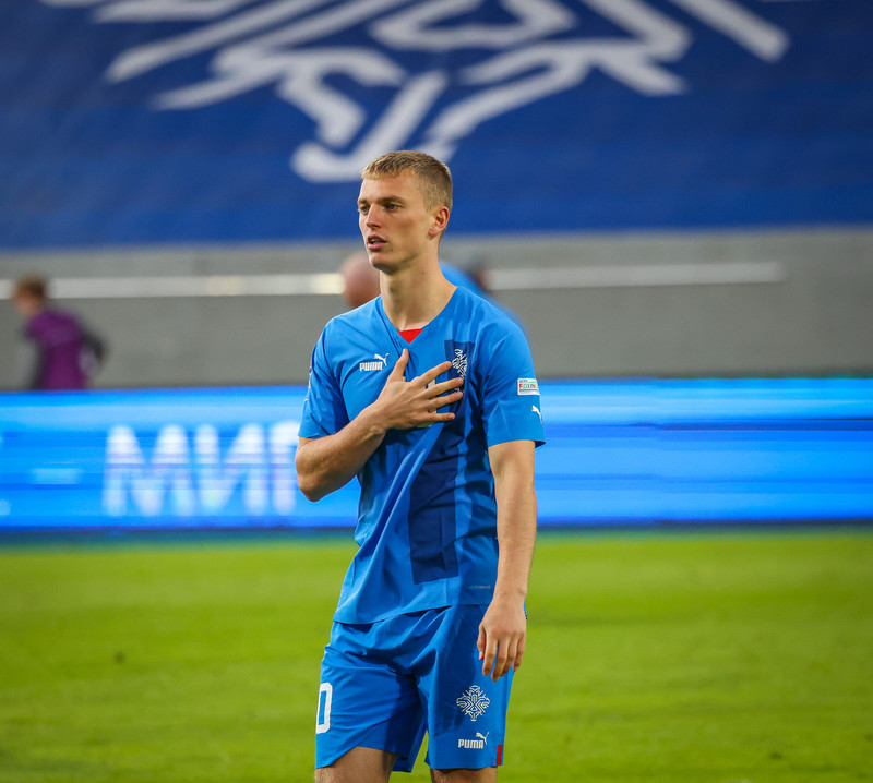 Albert snýr aftur í hópinn.