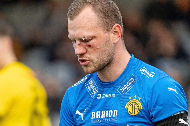 Myndir: Árni Snær fékk stóran skurð í andliti gegn KR
