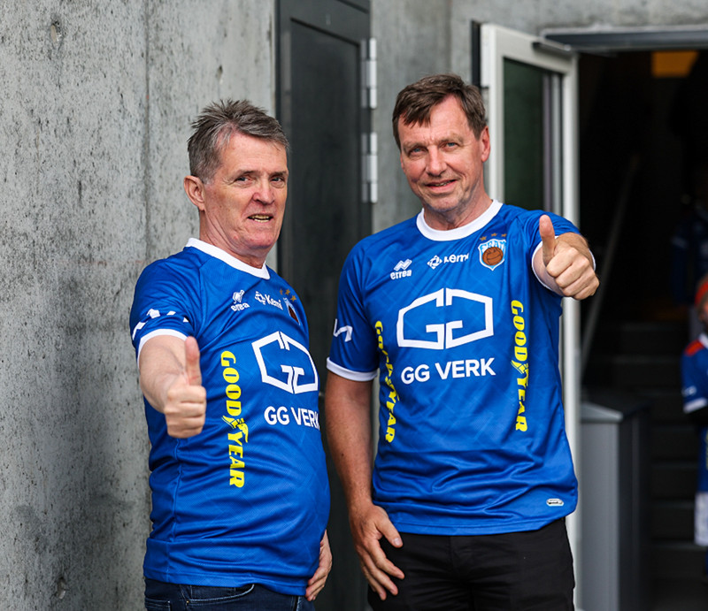 Pétur Ormslev og Gummi Torfa tóku upphafsspyrnuna.
