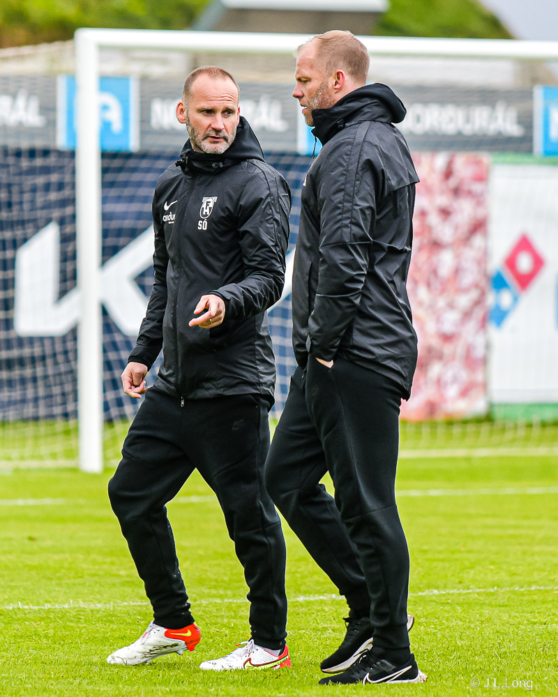 Sigurvin Ólafsson og Eiður Smári Guðjohnsen ræða málin