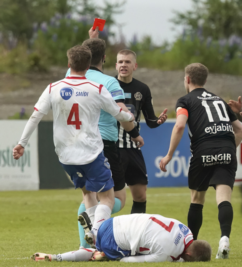 Halldór Mar Einarsson fær hér að líta rauða spjaldið í leiknum