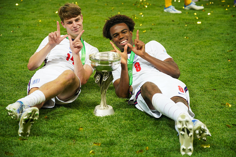 Scott vann EM U19 ára landsliða með Englandi. Hér er hann með Carney Chukwuemeka, leikmanni Chelsea.