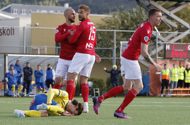 Myndir: Hólmar reiddist og taldi Nökkva hafa reynt að plata dómarann