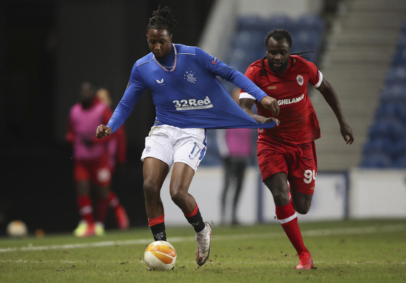 Aribo hér í baráttu við Jordan Lukaku, yngri bróður Romelu.