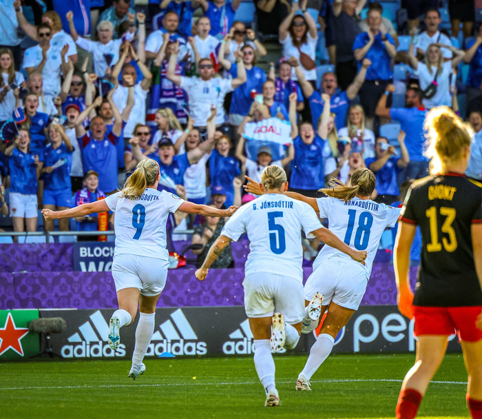 Ísland fagnar marki gegn Belgíu á EM í sumar.