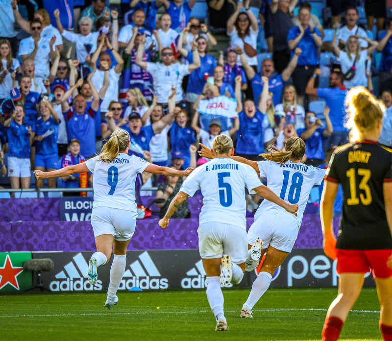 Ísland fagnar marki gegn Belgíu á EM í sumar.