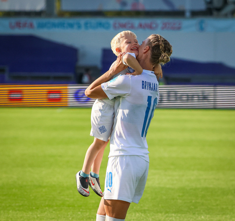 Dagný Brynjarsdóttir og sonur hennar.