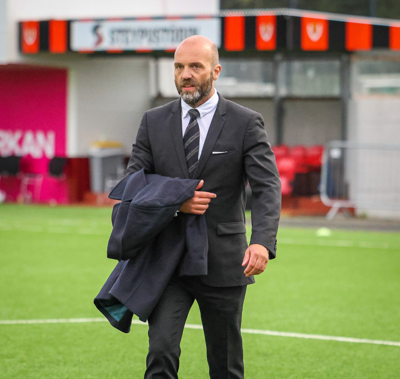 Arnar Gunnlaugsson mætir með Víkingana sína á Kópavogsvöll í kvöld