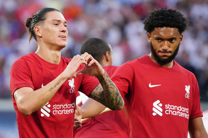 Darwin og Gomez eru í byrjunarliði Liverpool.
