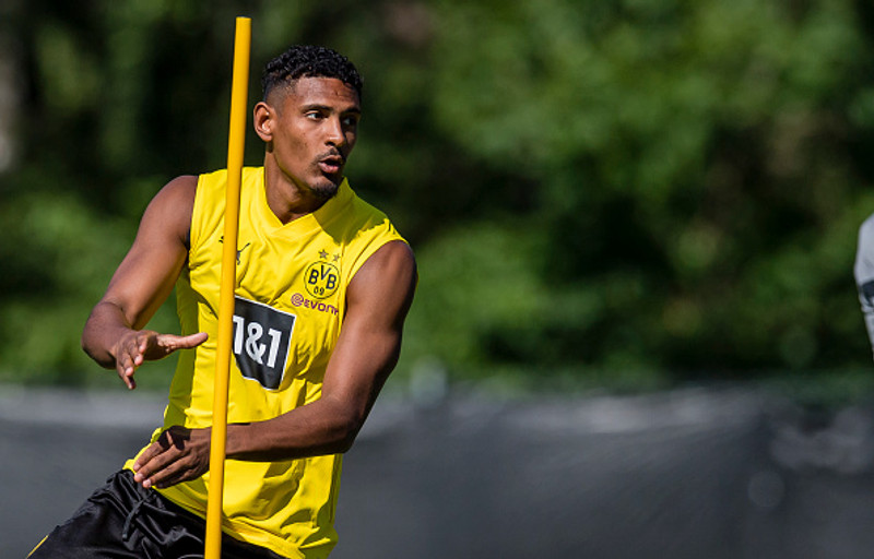 Sebastien Haller neyðist til að bíða aðeins eftir að spila fyrsta leikinn fyrir Dortmund.