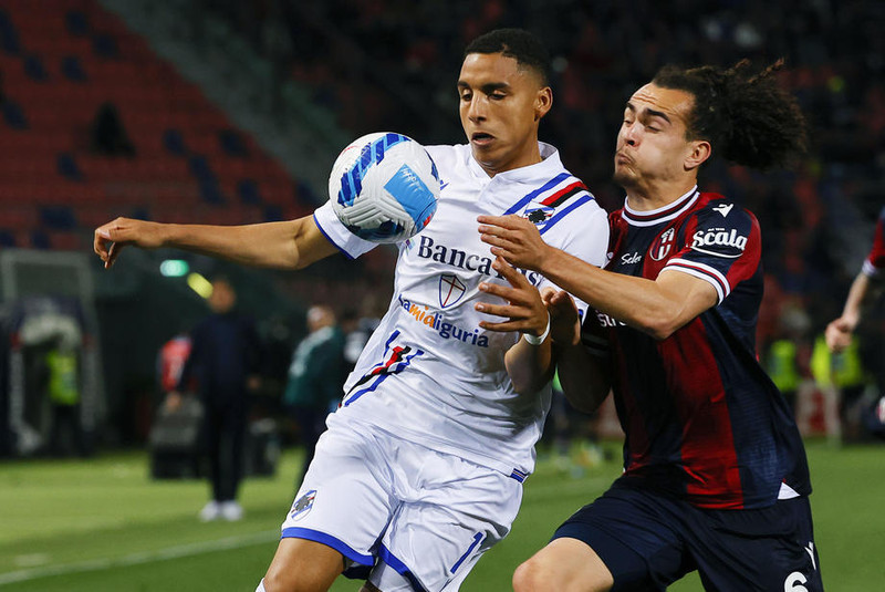 Theate (til hægri) í baráttu við Abdelhamid Sabiri í leik gegn Sampdoria.