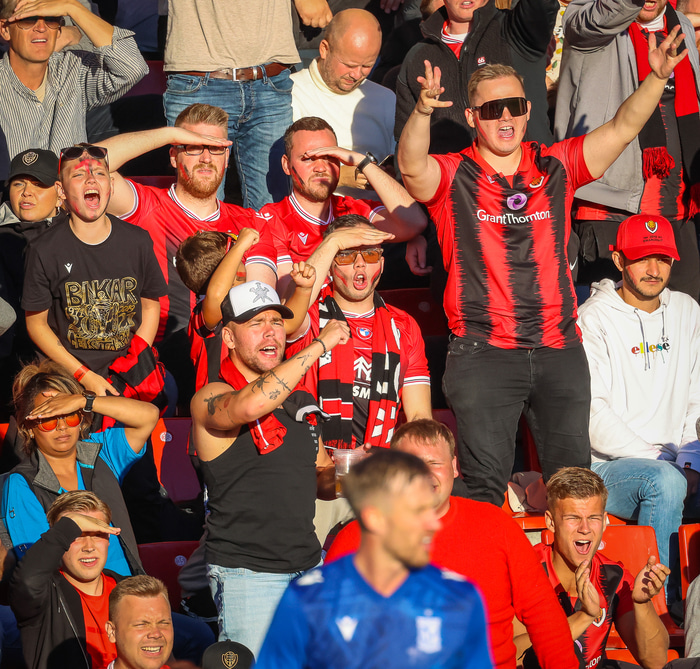 Vonast til að sjá sem flesta í stúkunni á morgun.