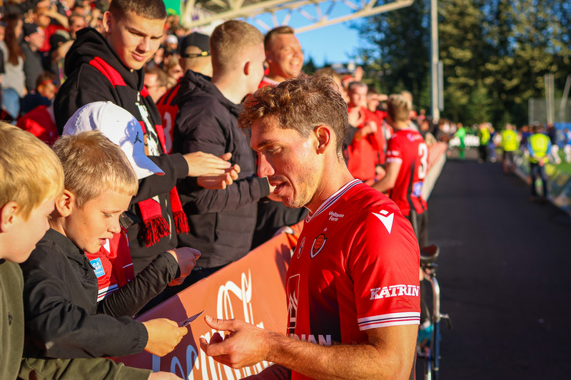 Leikmenn Víkings færðu stuðningsmönnum spil eftir leik