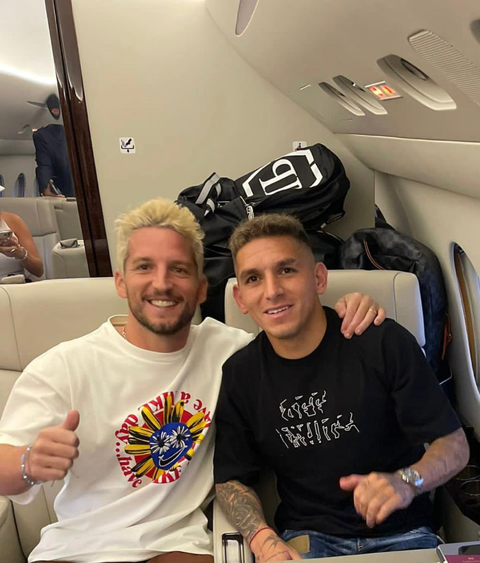Dries Mertens og Lucas Torreira sáttir í flugvélinni