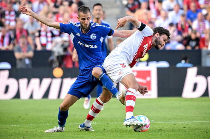 Dominick Drexler fékk rauða spjaldið fyrir að stíga á Jonas Hector