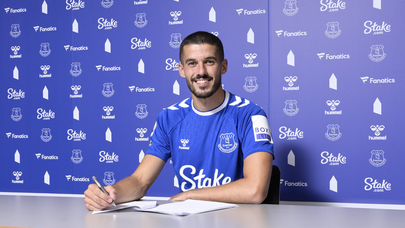 Conor Coady skrifaði undir eins árs lánssamning við Everton