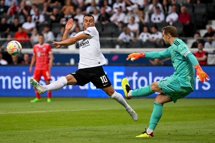 Kostic reynir að komast fyrir sendingu Manuel Neuer