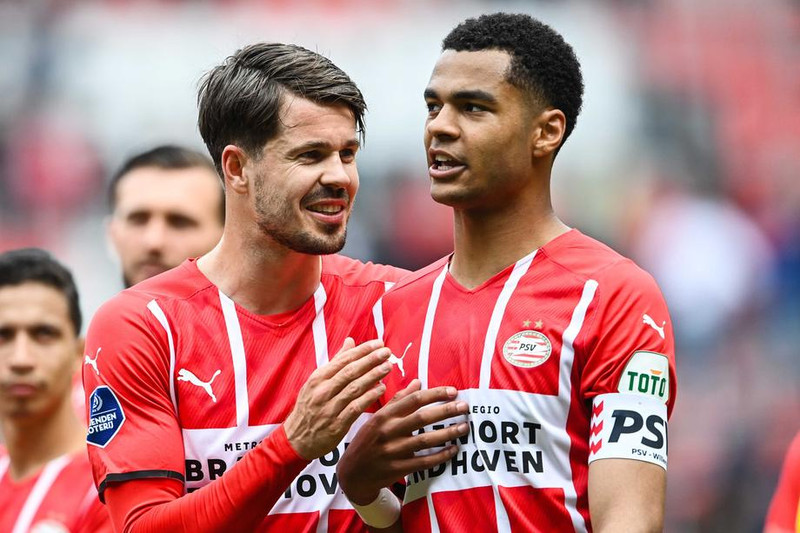 Ensk félög hafa áhuga á Cody Gakpo (til hægri) hjá PSV Eindhoven.