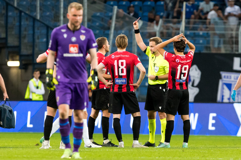 Júlíus Magnússon, fyrirliði Víkinga fær að líta rauða spjaldið í kvöld.
