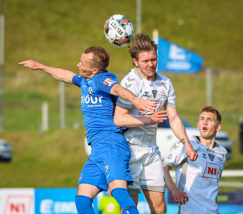 Jón Ingason í baráttunni í leik gegn FH fyrr í sumar