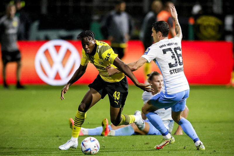 Dortmund verðlaunar Bynoe-Gittens með nýjum samningi
