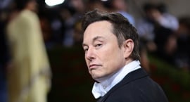 Faðir Elon Musk segir son sinn vilja kaupa Liverpool