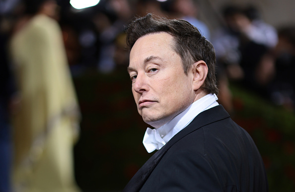 Elon Musk sagði síðan að um grín væri að ræða, hann sé ekki að fara að kaupa neitt íþróttafélag.