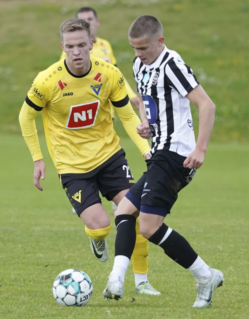 Björn Axel í leik með Ólsurum gegn Magna síðasta sumar.