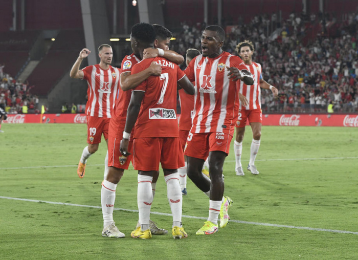Almería vann Sevilla 2-1