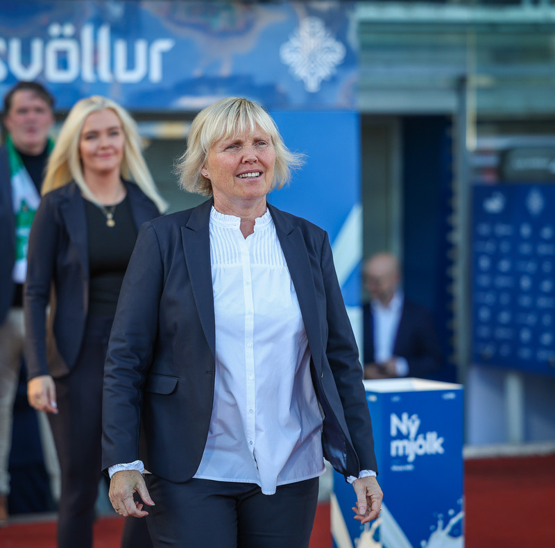 Vanda formaður KSÍ gekk inn á völlinn fyrir bikarúrslitaleik kvenna í ágúst. Hún mun ekki geta verið á báðum stöðum á laugardaginn.