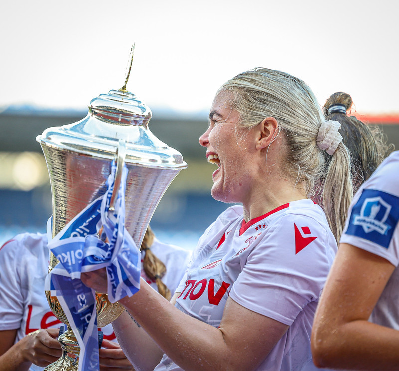 Arna Sif Ásgrímsdóttir með bikarinn í gær