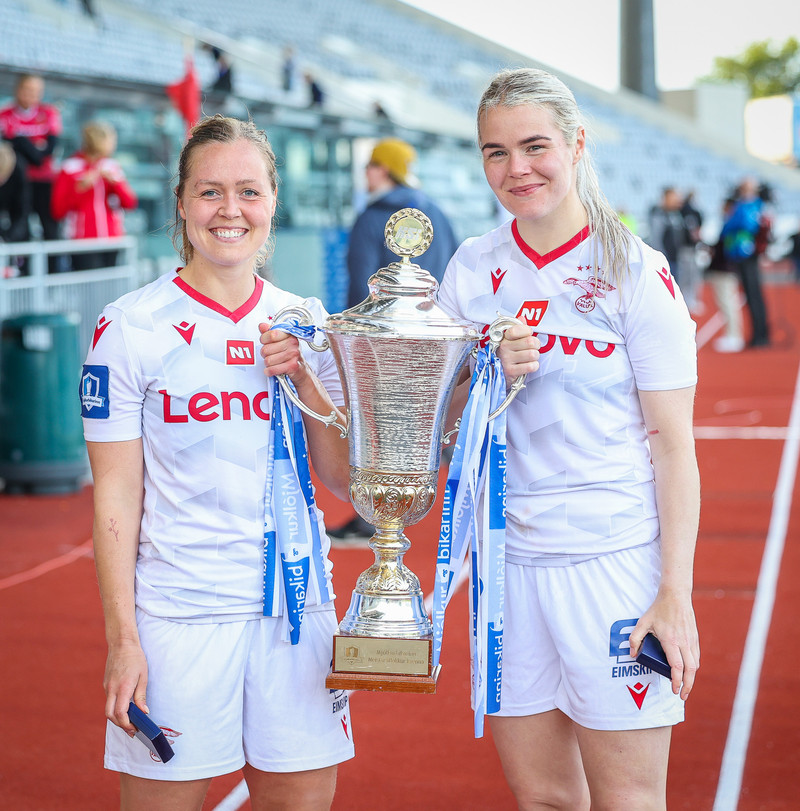 Með bikarmeistaratitilinn ásamt Örnu Sif Ásgrímsdóttur.