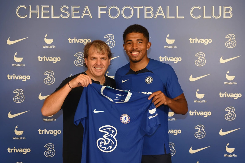 Fofana með Todd Boehly, eiganda Chelsea.
