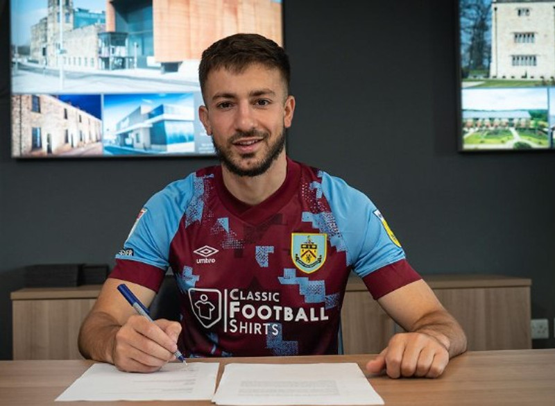 Burnley fær Dervisoglu frá Brentford (Staðfest)