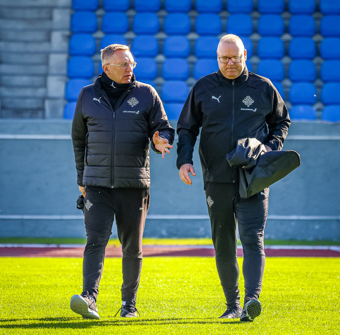 Þorsteinn ræðir við Ólaf Pétursson aðstoðarmann sinn á æfingu Íslands í Laugardalnum í gær. Hann vill fá samfélagsmiðlatuðarana á Laugardalsvöll.