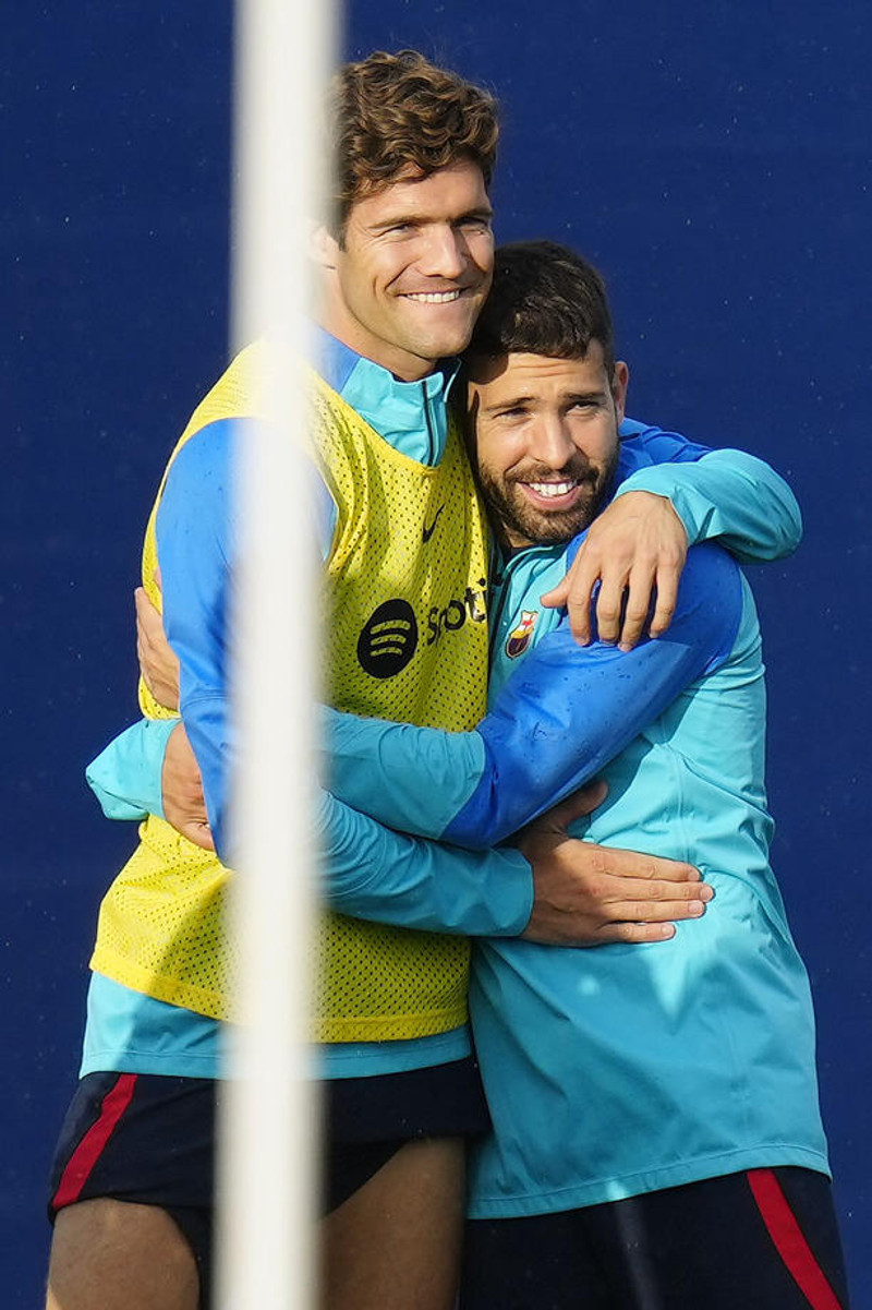 Alonso mættur til Barcelona - Fetar í fótspor föður síns