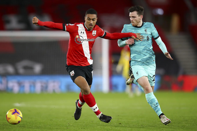 Valery í baráttu við Andy Robertson á vængnum.