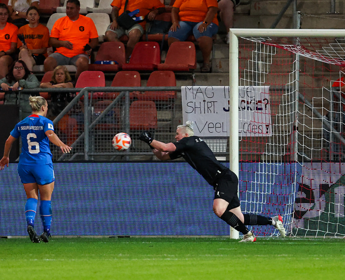 Sandra að störfum í þessum leik.