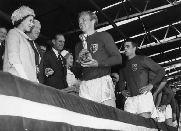 Elísabet Englandsdrottning afhenti Bobby Moore fyrirliða Englands bikarinn þegar England varð heimsmeistari 1966 eftir sigur í úrslitaleik á Wembley.