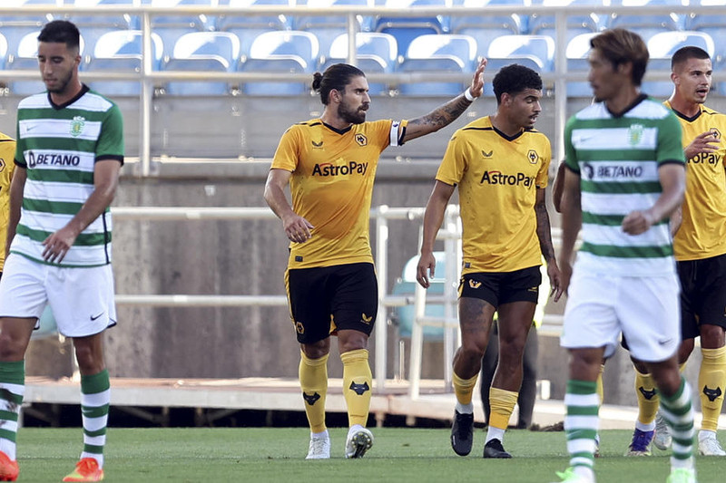 Barcelona horfir til Neves.