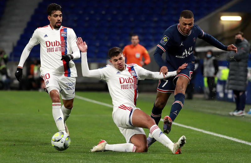 Lucas Paqueta (t.v.), Bruno Guimaraes (f.m.) og Kilyan Mbappe (t.h.)