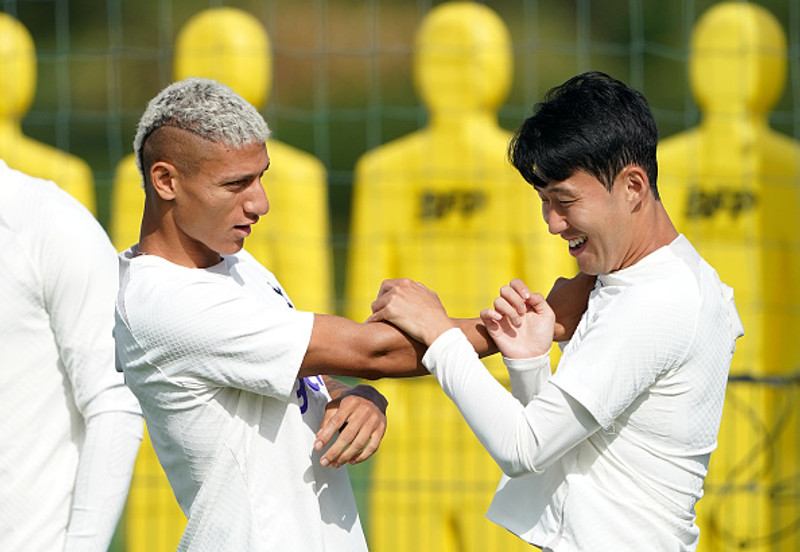 Richarlison og Son Heung-min á æfingasvæðinu.