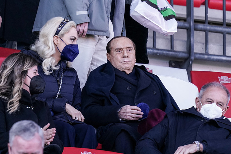 Silvio Berlusconi í stúkunni.