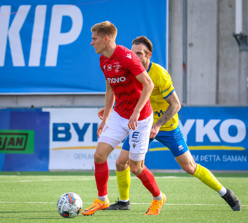 Aron fékk rautt en Valur vann.