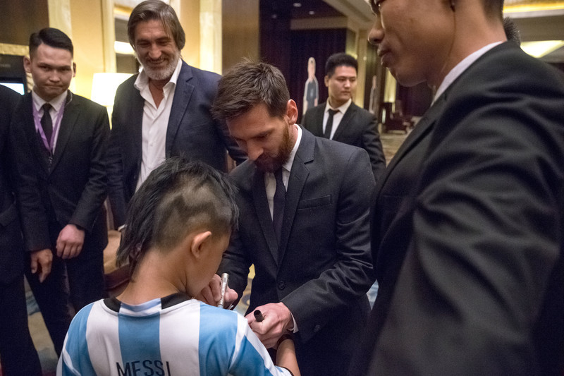 Sjáðu atvikið: Slapp inná völlinn og fékk áritun frá Messi
