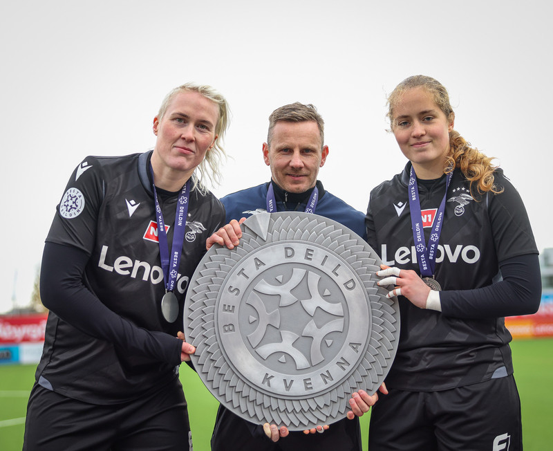 Sandra Sigurðardóttir og Fanney Inga Birkisdóttir með markvarðarþjálfara Vals, Gísla Þór Einarssyni.