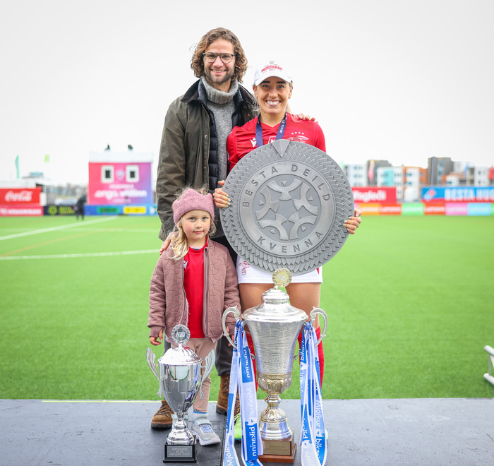 Rasmus og Elísa með dóttur sinni.