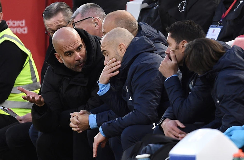 Guardiola og Mresca ræða málin yfir leik á Anfield í hitti fyrra.